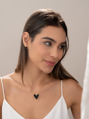 collar corazon negro